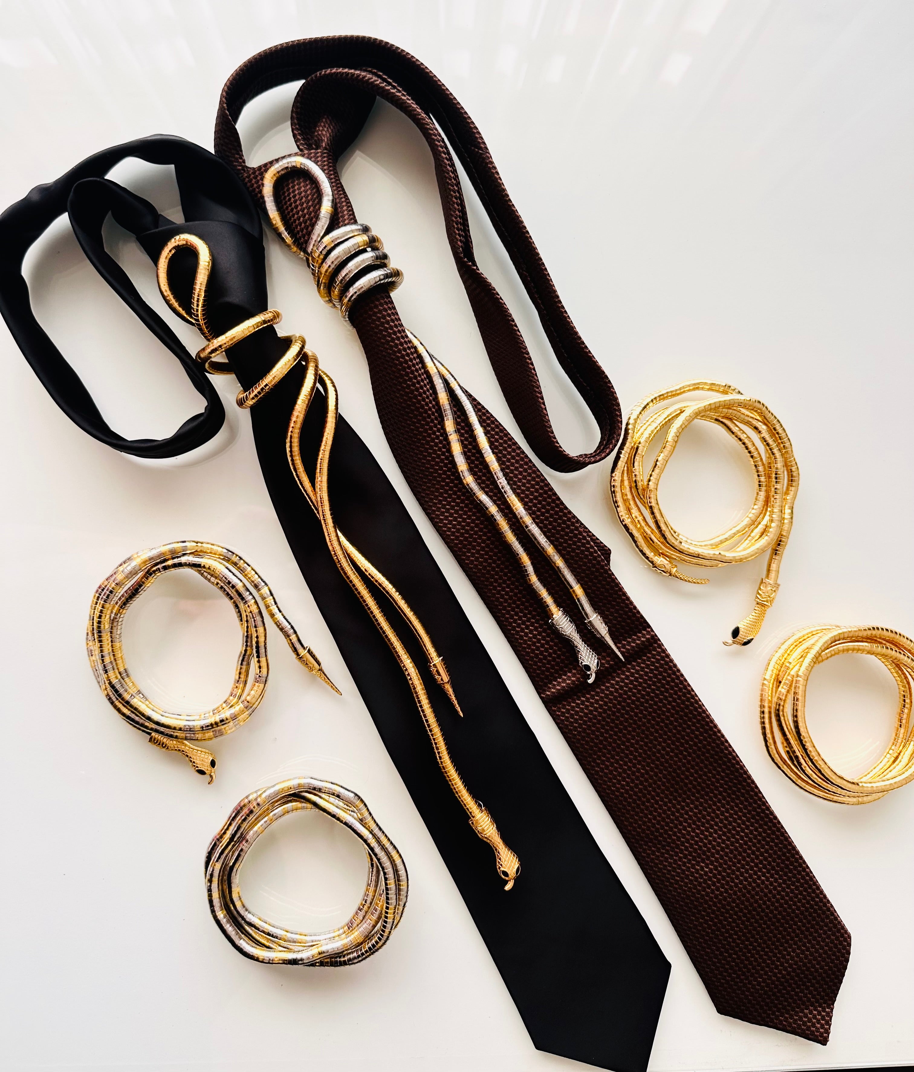Snake cravat