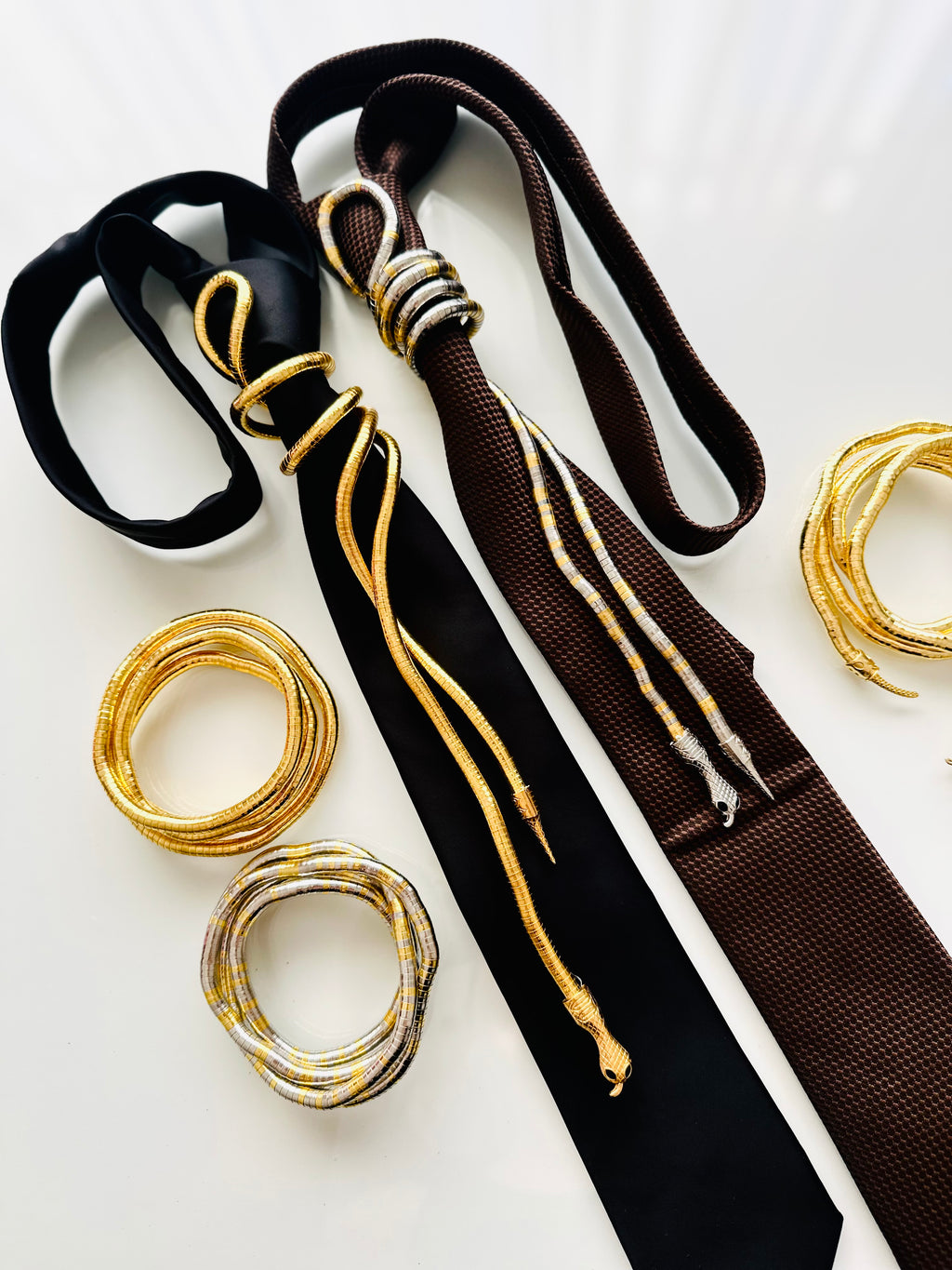 Snake cravat